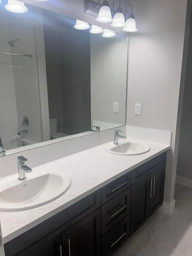 Flowealth Property Luxury Villa Near Lake Netflix Tv Wifi Calgary Canada
